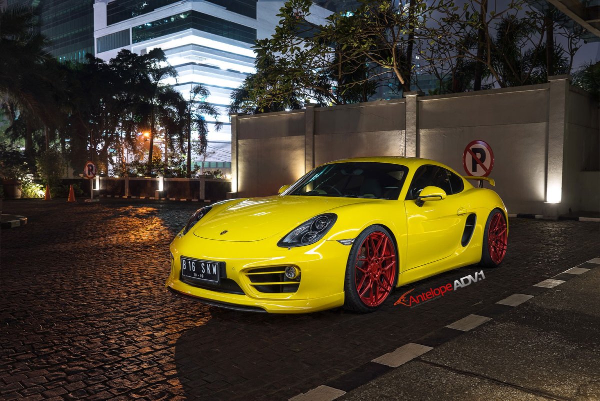 Porsche Cayman желтый