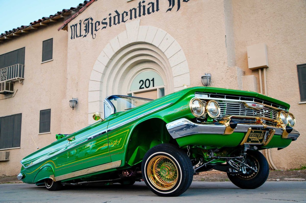 Лоурайдер Chevrolet Impala жёлтая