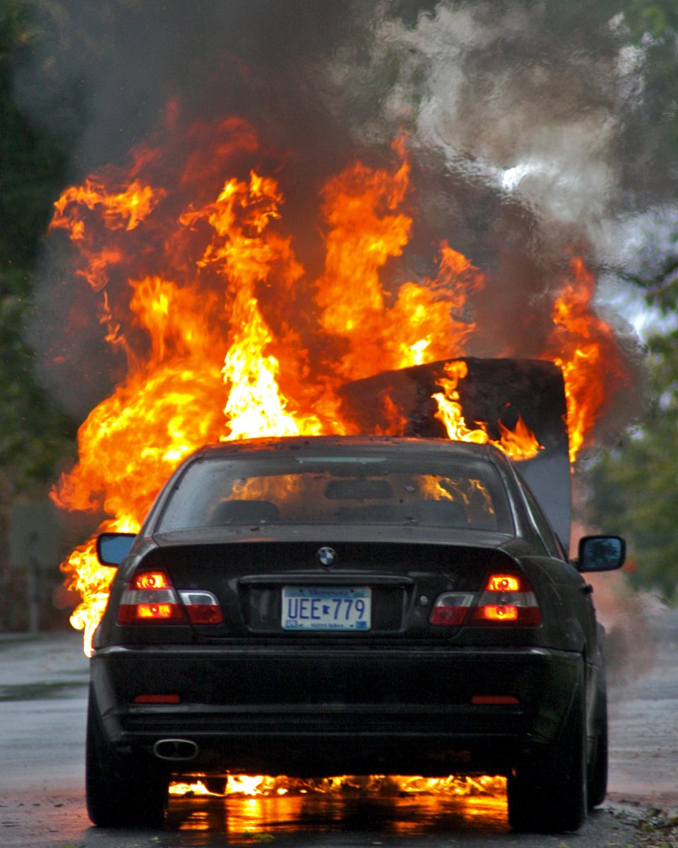 Автомобиль в огне
