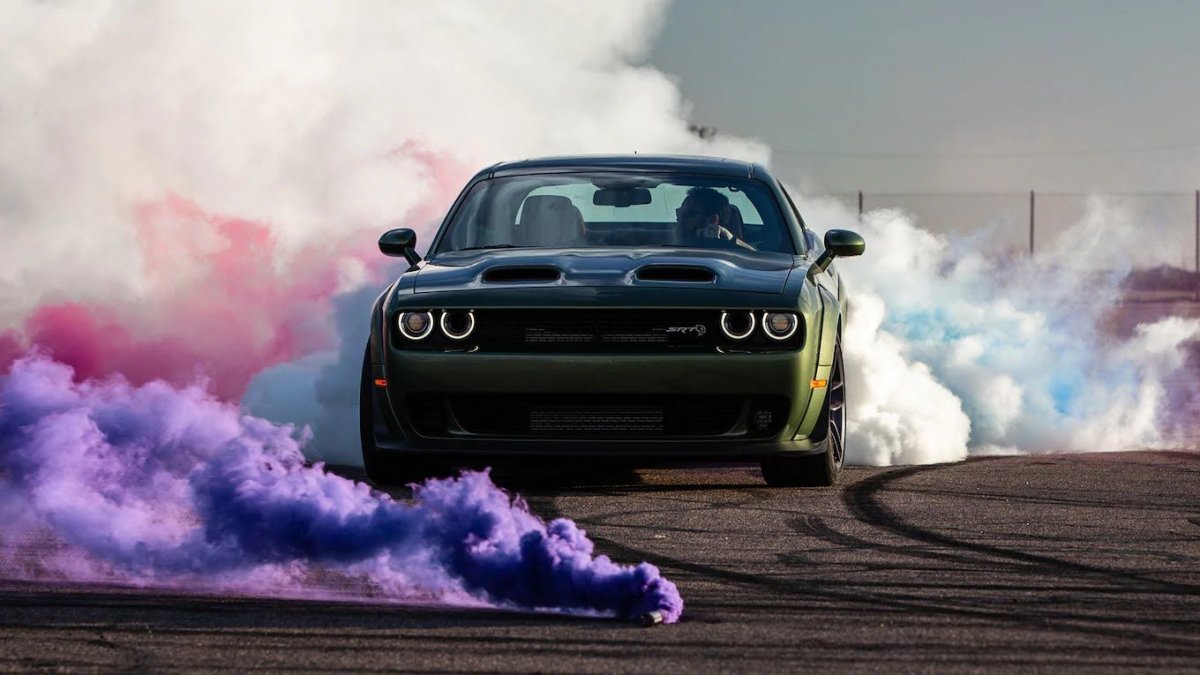 Dodge Challenger Hellcat дрифт