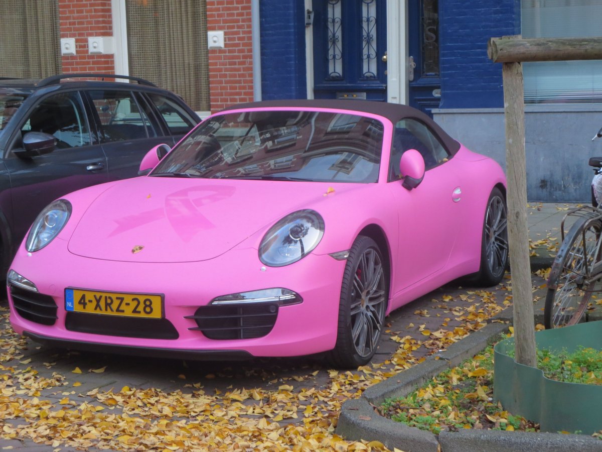 Порше 911 малиновый