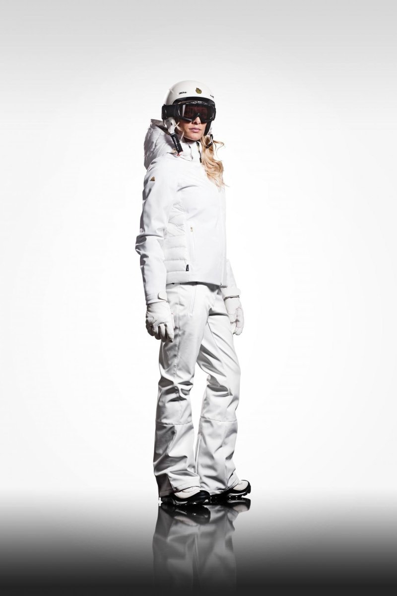 Белый горнолыжный костюм