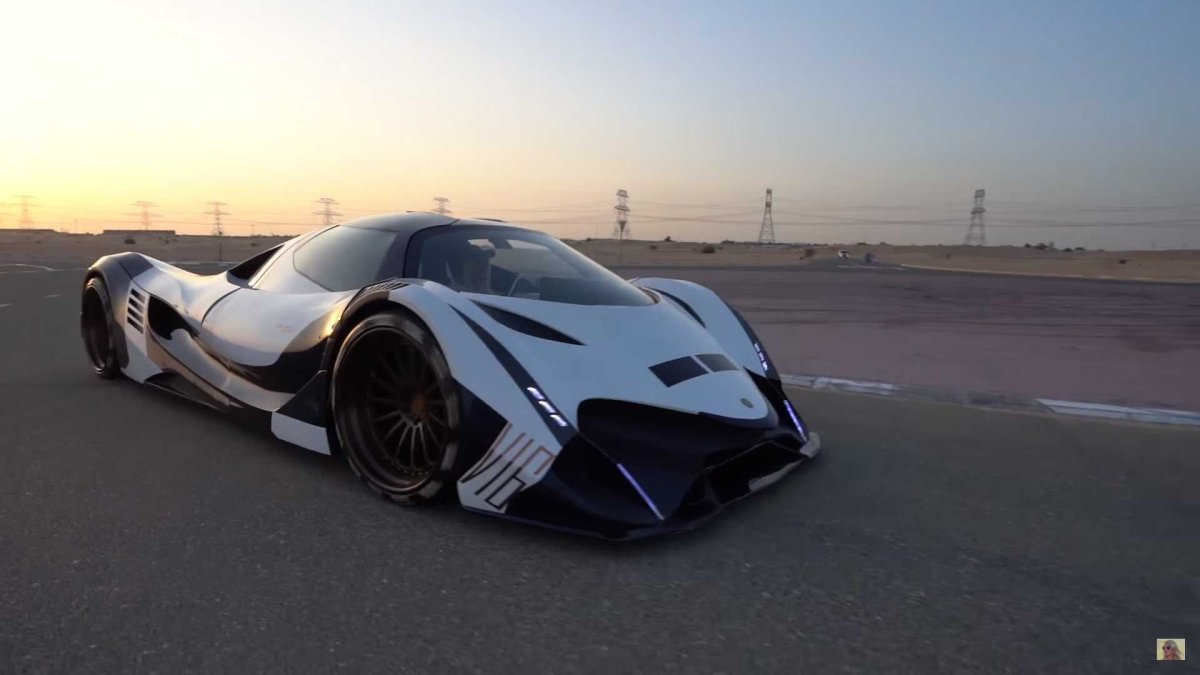 Машина гиперкар Devel Sixteen