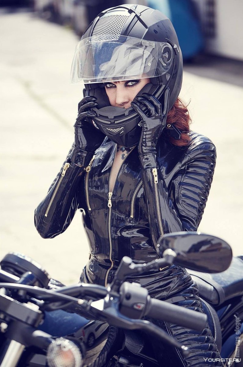 Девушка на мотоцикле в шлеме