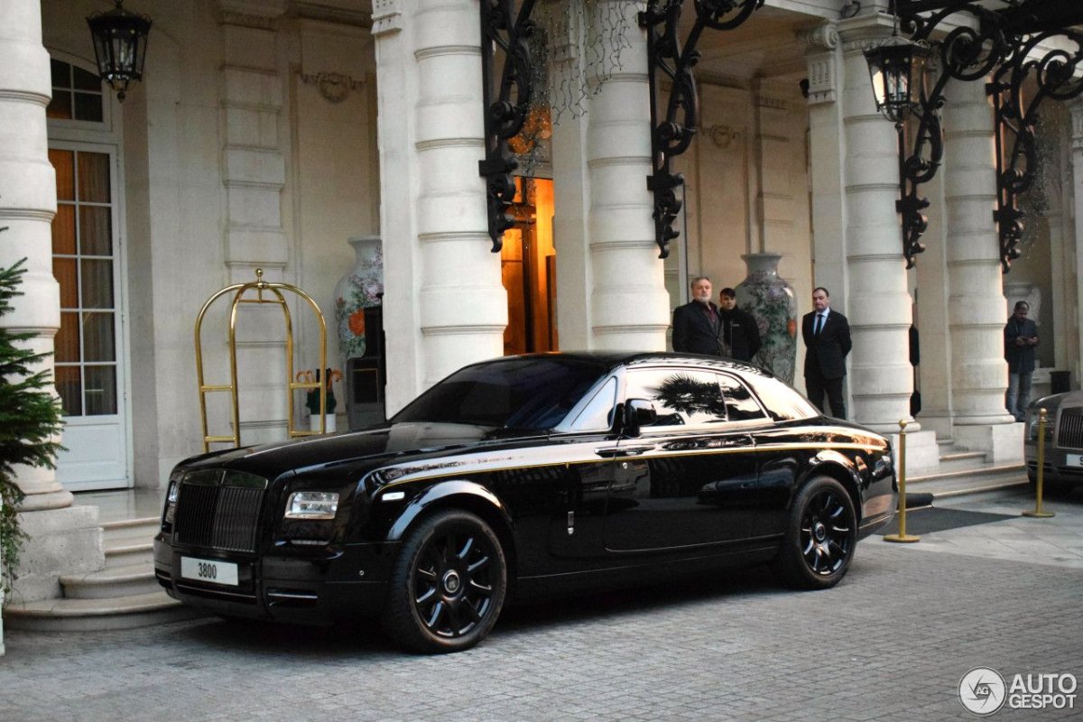 Чёрный Rolls Royce Phantom Drophead