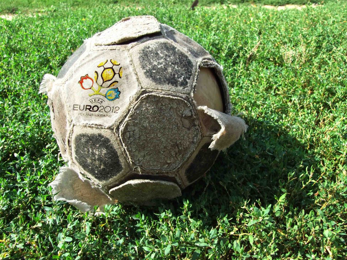 Потрепанный футбольный мяч