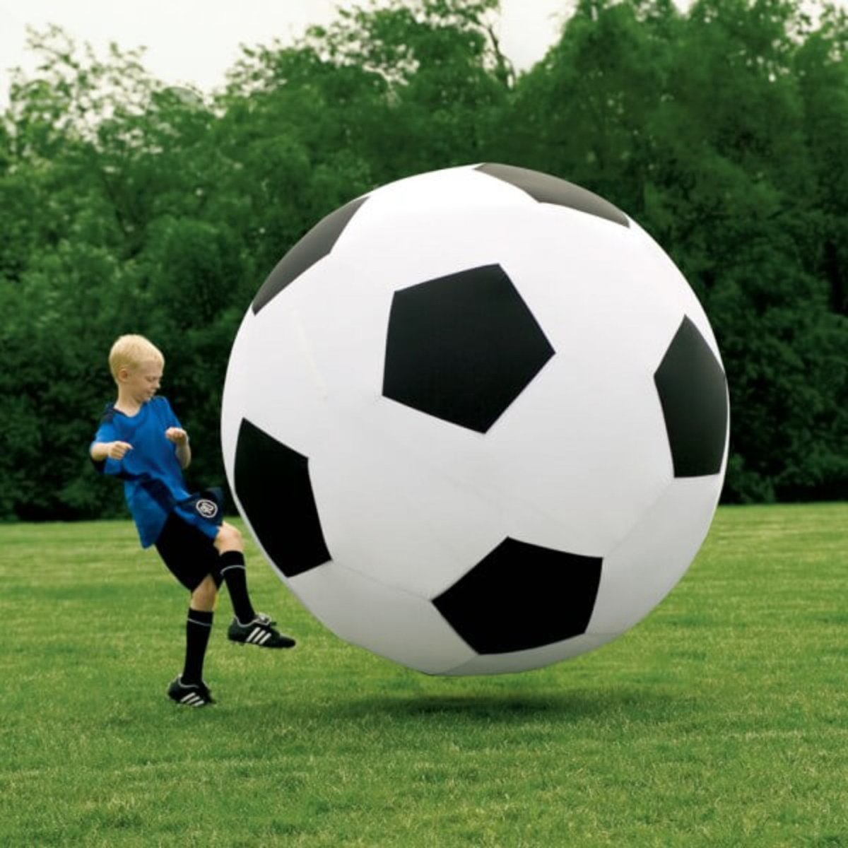 Необычный футбольный мяч