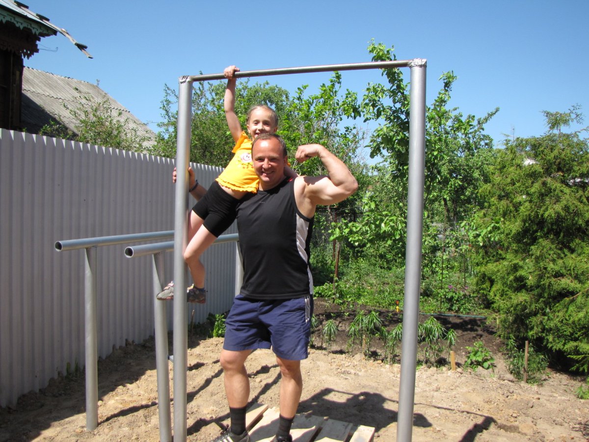 Уличный турник и брусья