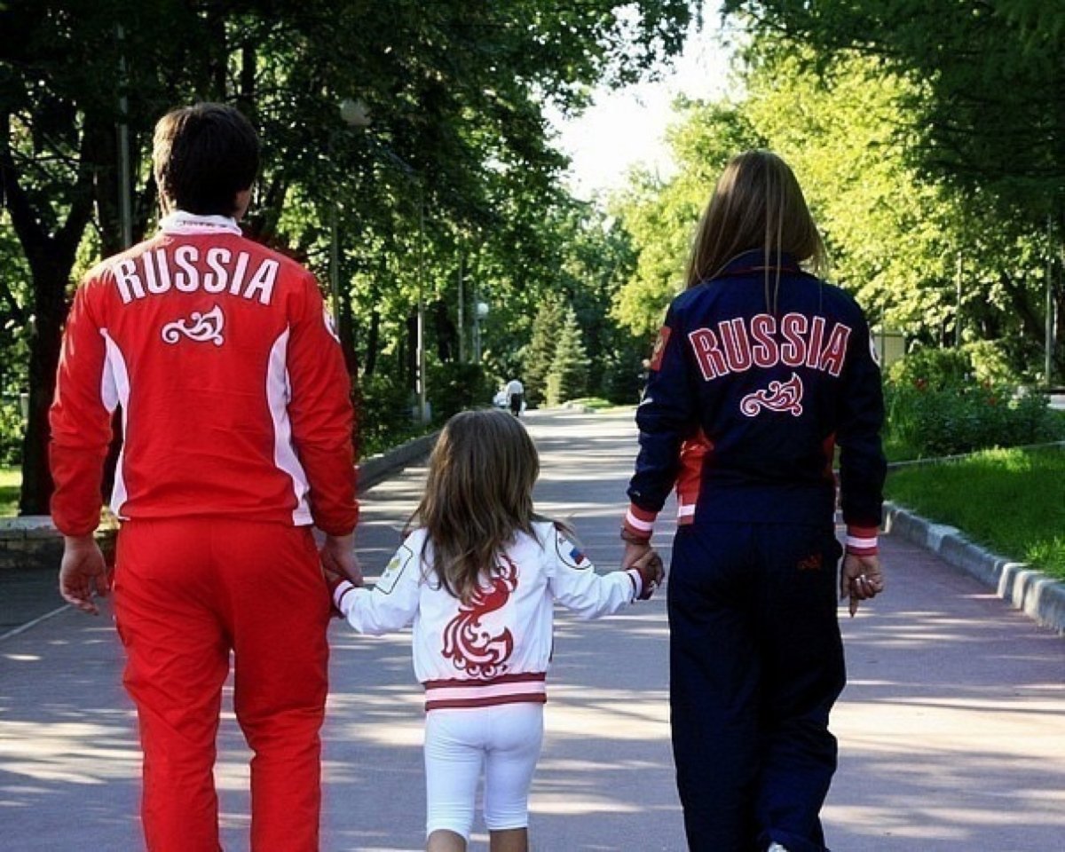 Спортивная семья со спины