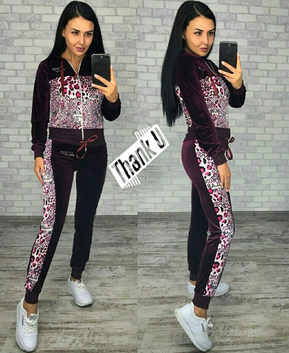 Спортивный костюм со стразами