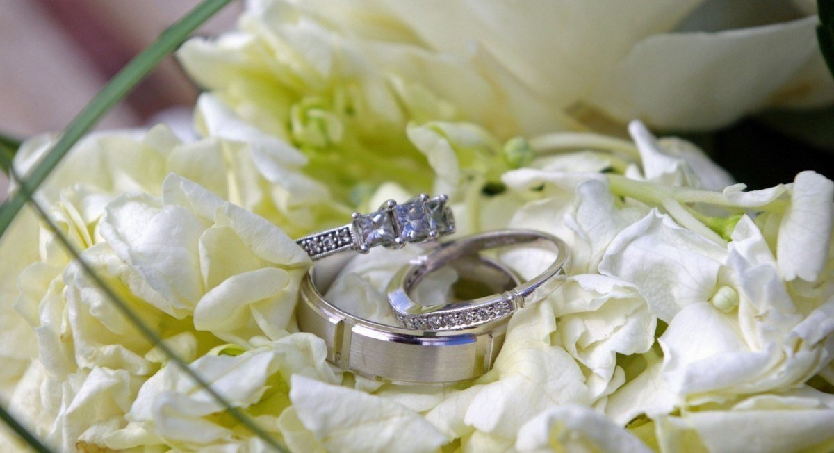 Свадебные кольца перевязанные