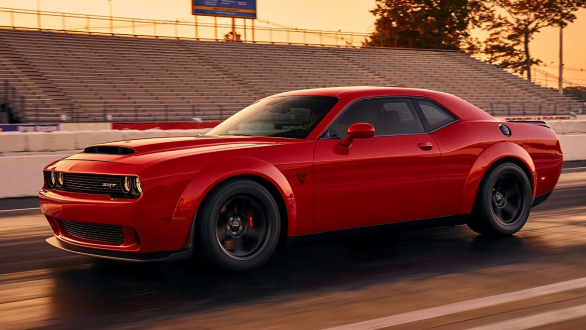 Dodge Challenger srt Demon и Chevrolet Corvette