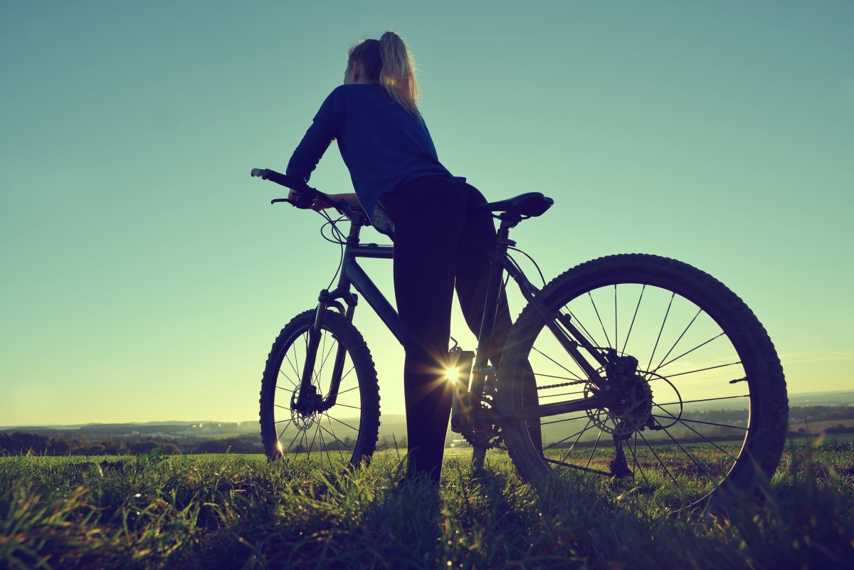 Девушка на велосипеде со спины