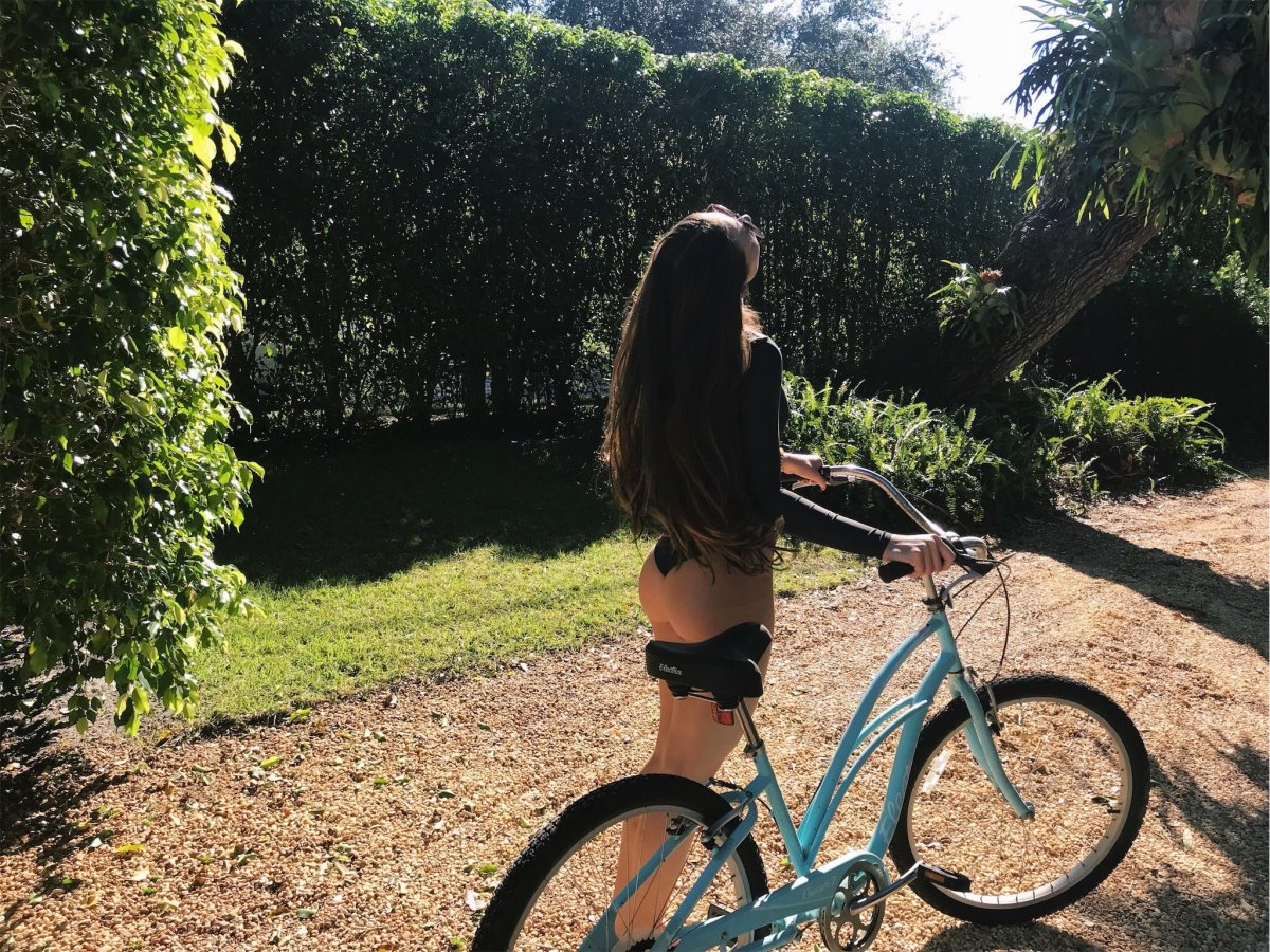 Девушка брюнетка на велосипеде