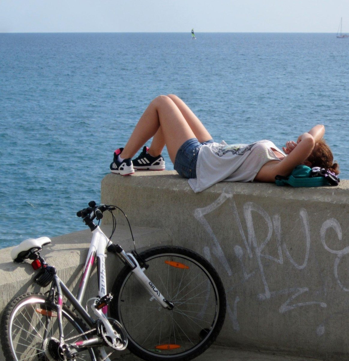 Девушка на велосипеде на море