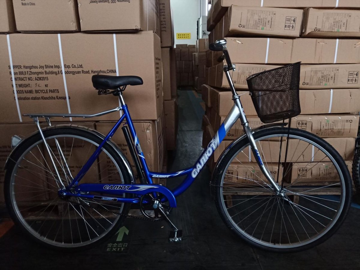 Синий велосипед салют с корзиной спереди