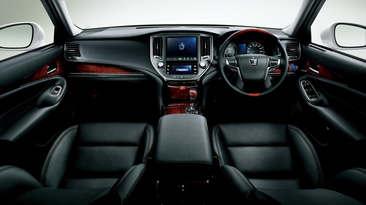 Toyota Crown Majesta 2014