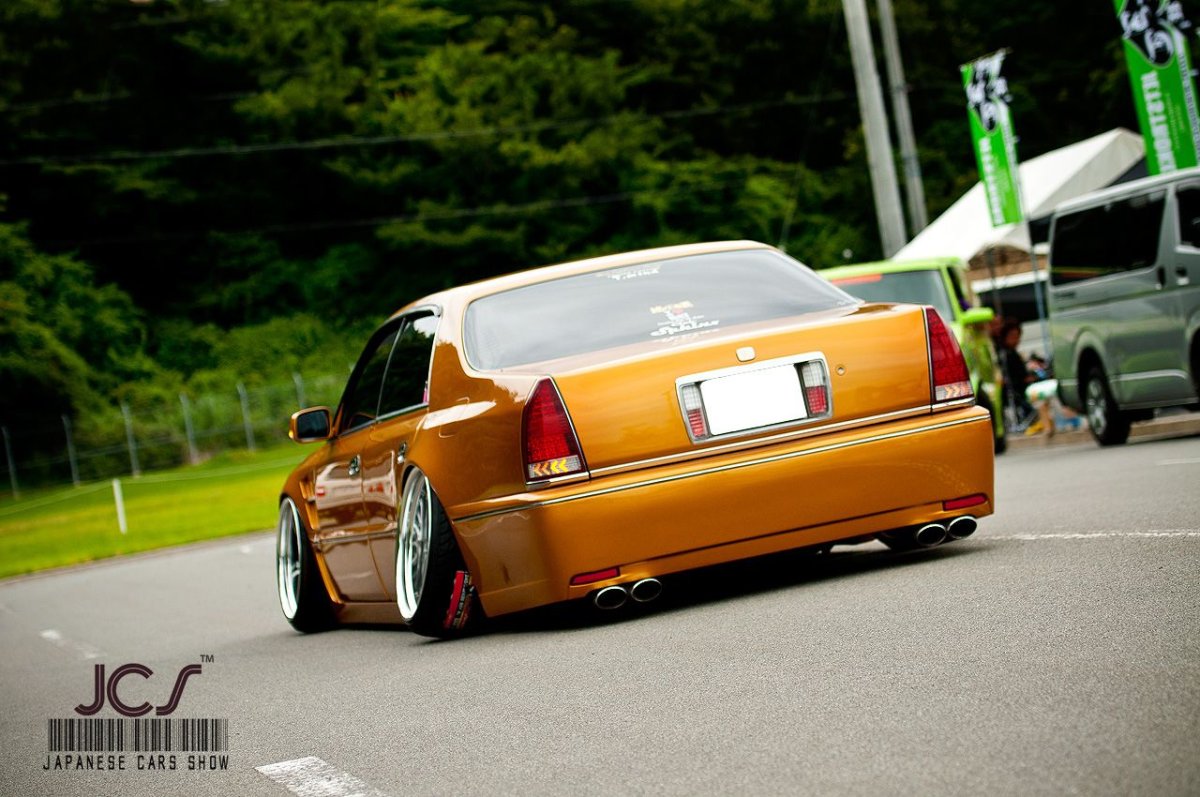 Crown Majesta s150 stance