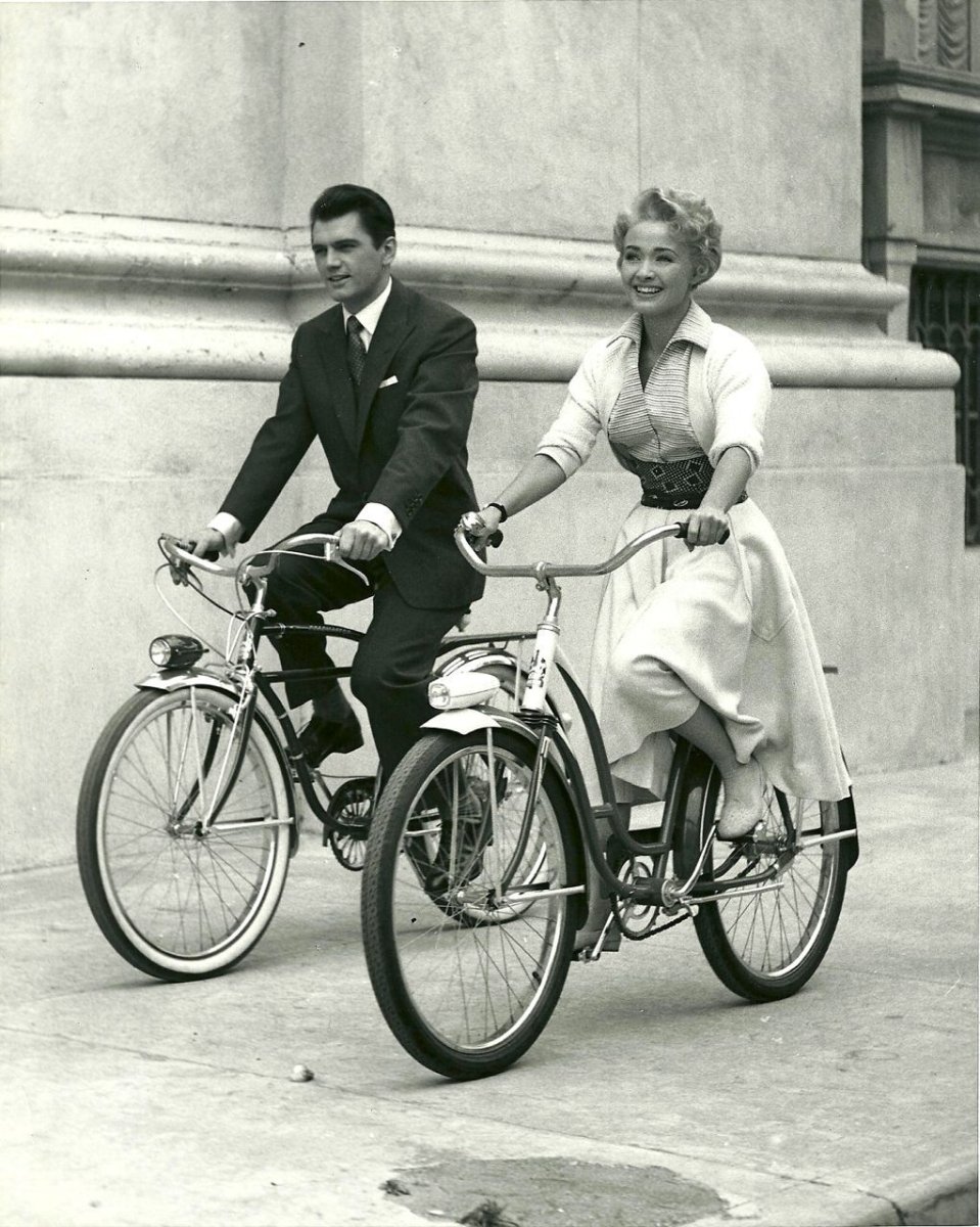 Марка 1954 велосипедисты