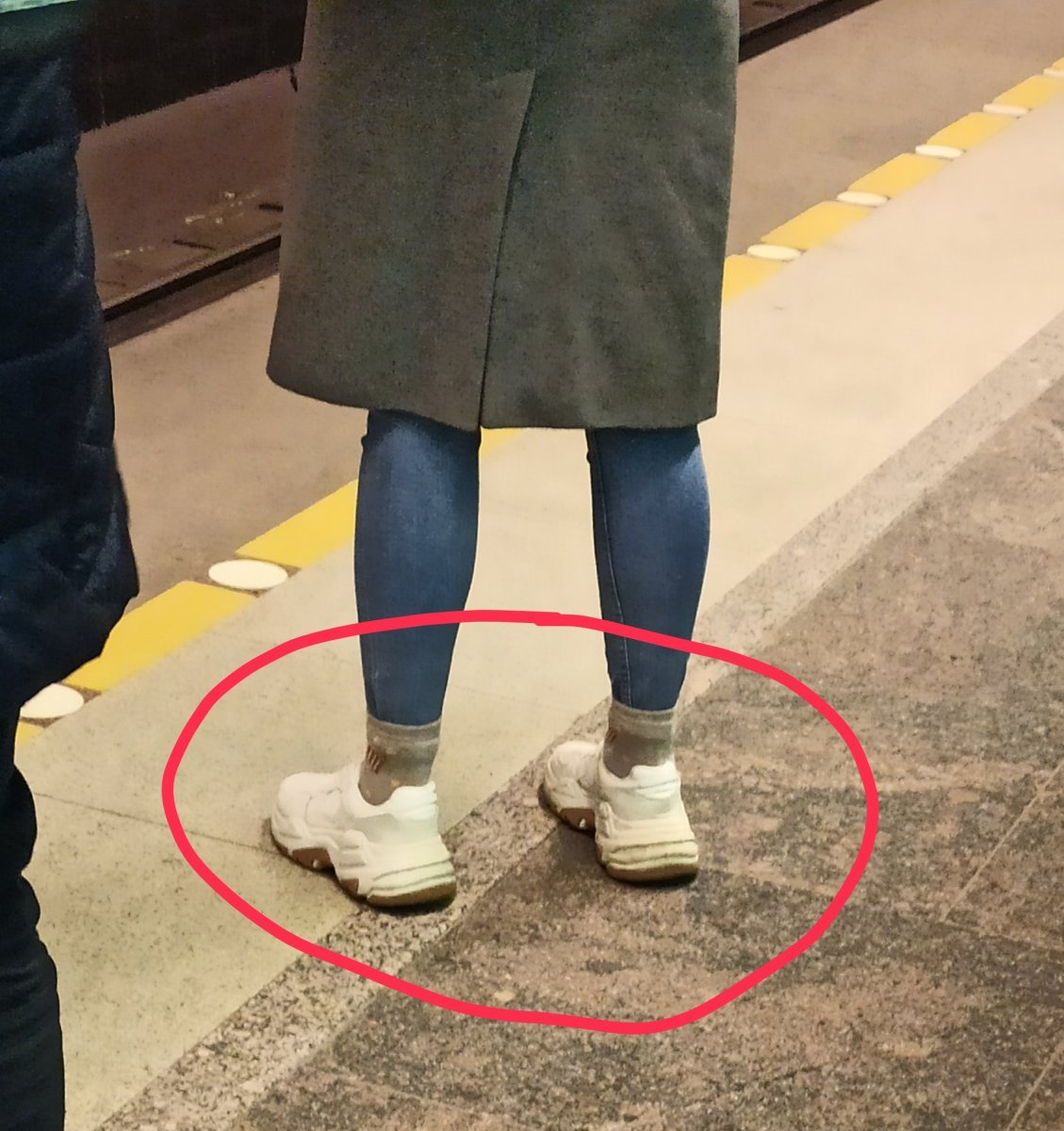 Джинсы заправленные в носки
