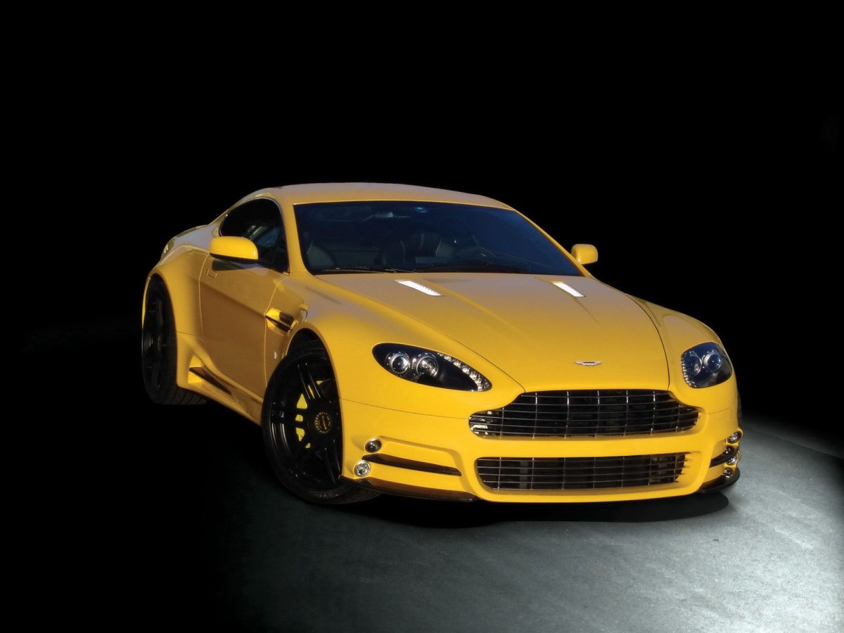 Aston Martin Vantage желтый