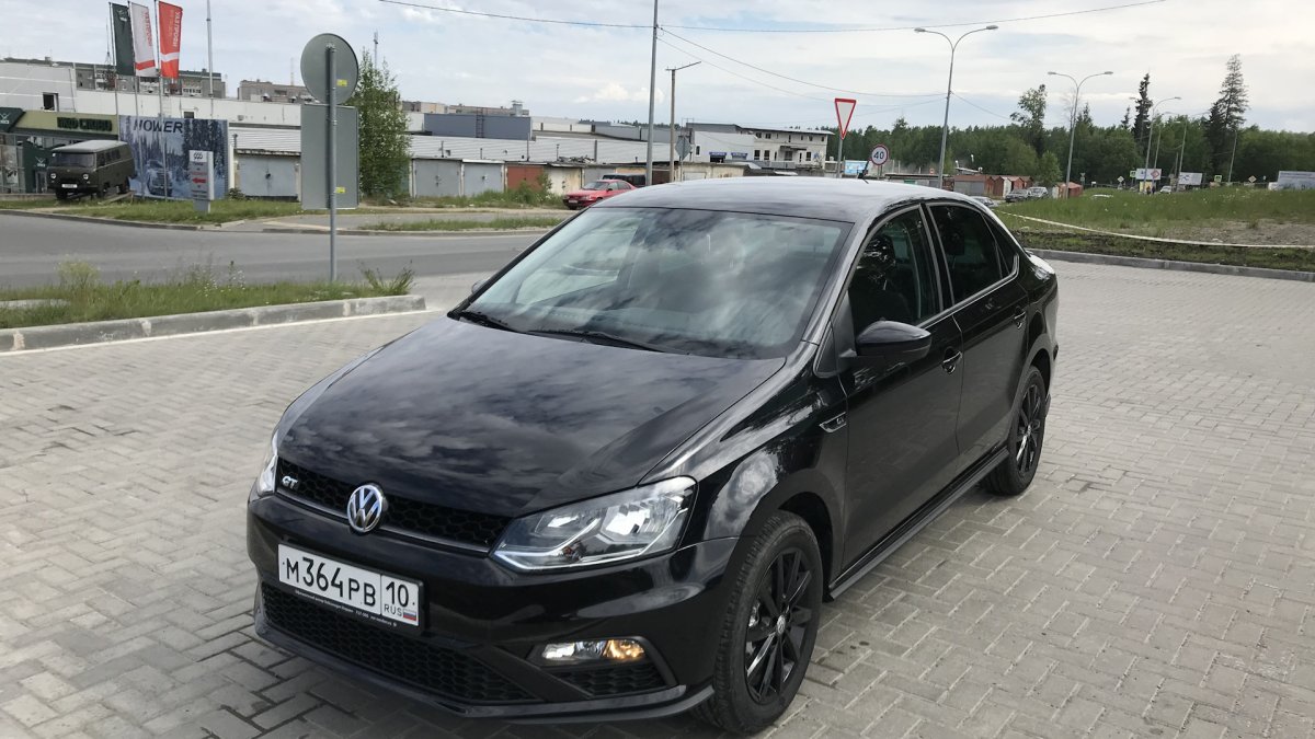 Чёрный Volkswagen Polo антихром