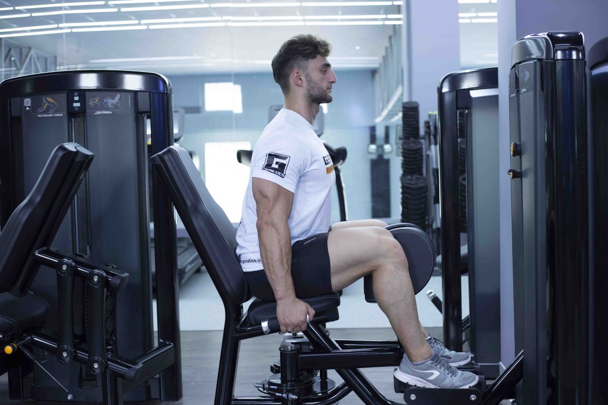 Сведение в тренажере сидя