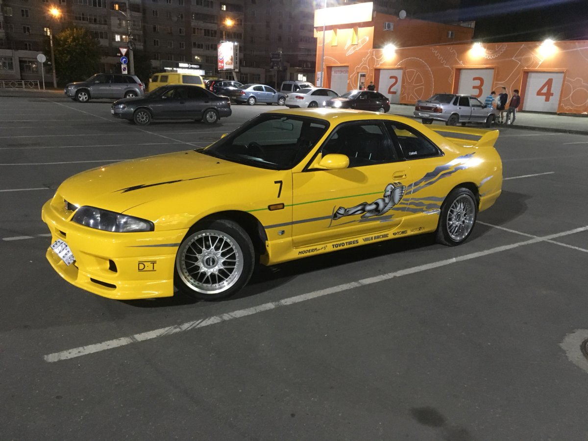 Nissan Skyline r33 Леона