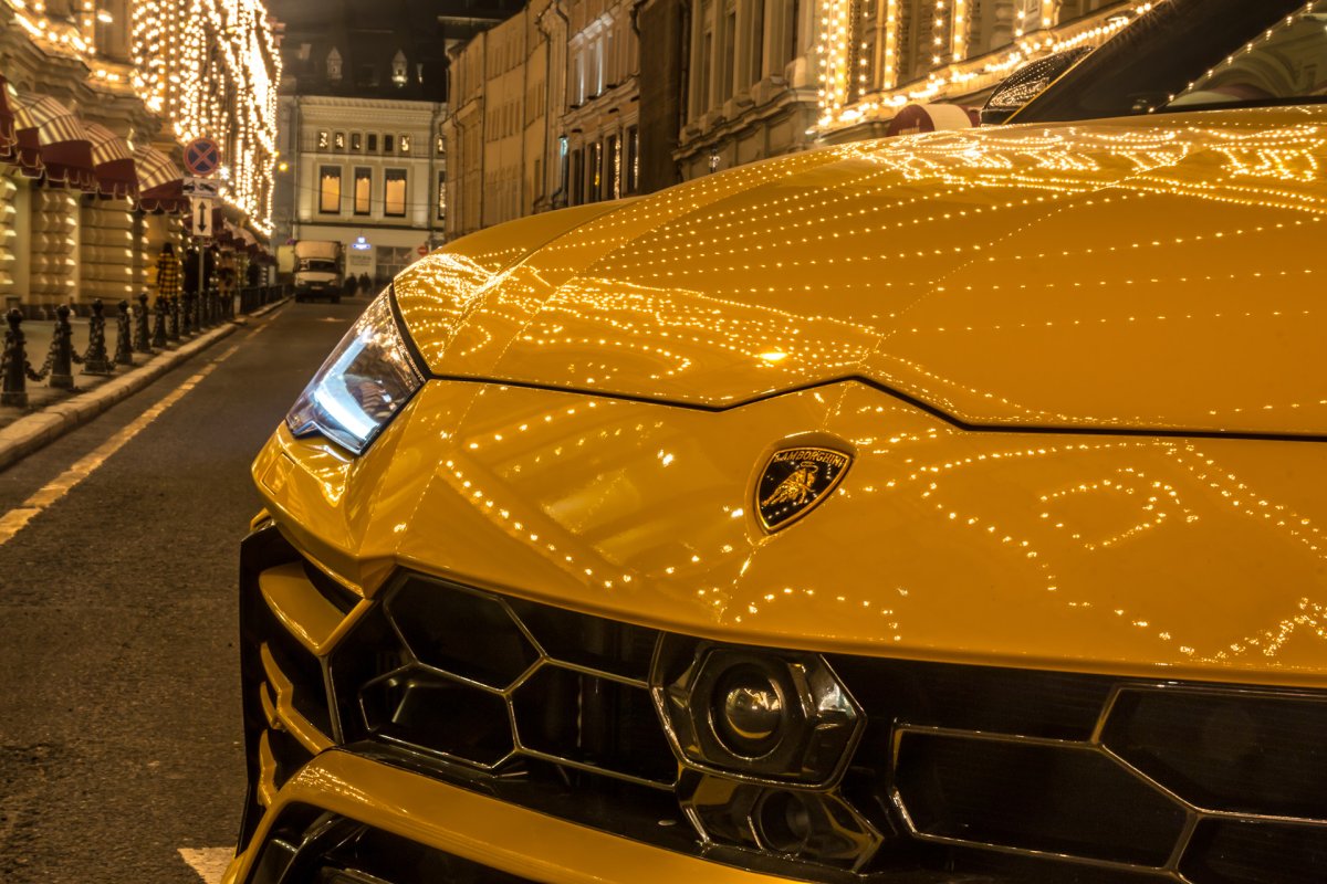 Lamborghini Urus золотой