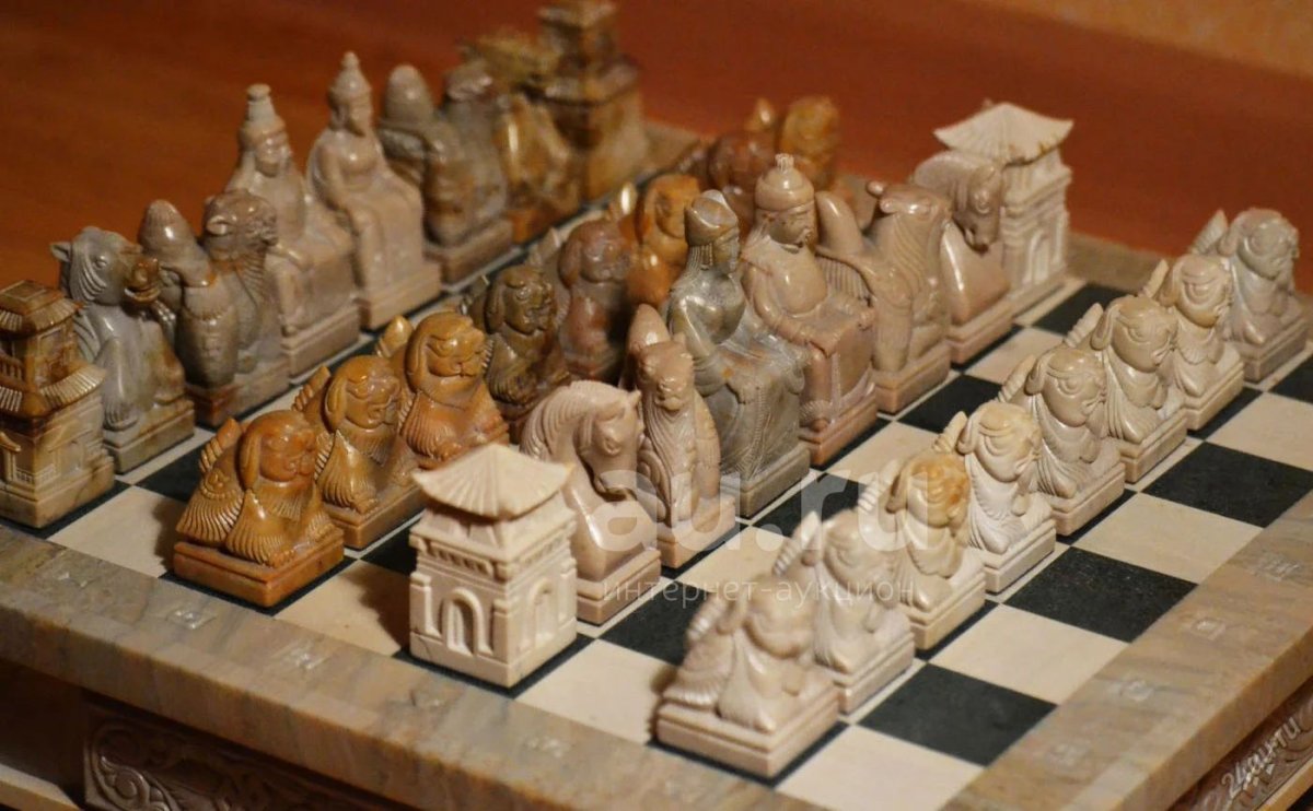 Резные каменные шахматы