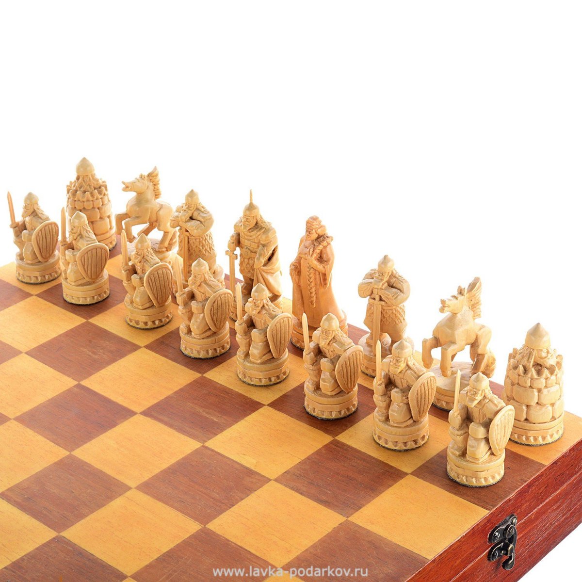 Резные фигуры шахмат из дерева