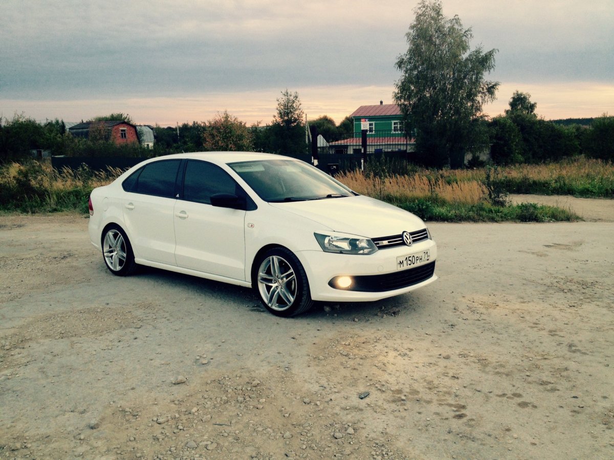 VW Polo sedan белый