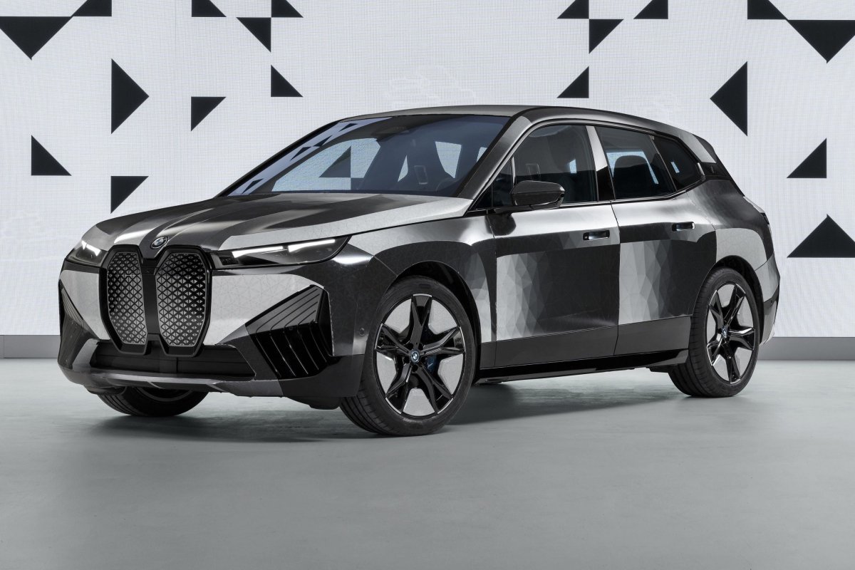 BMW IX меняет цвет кузова