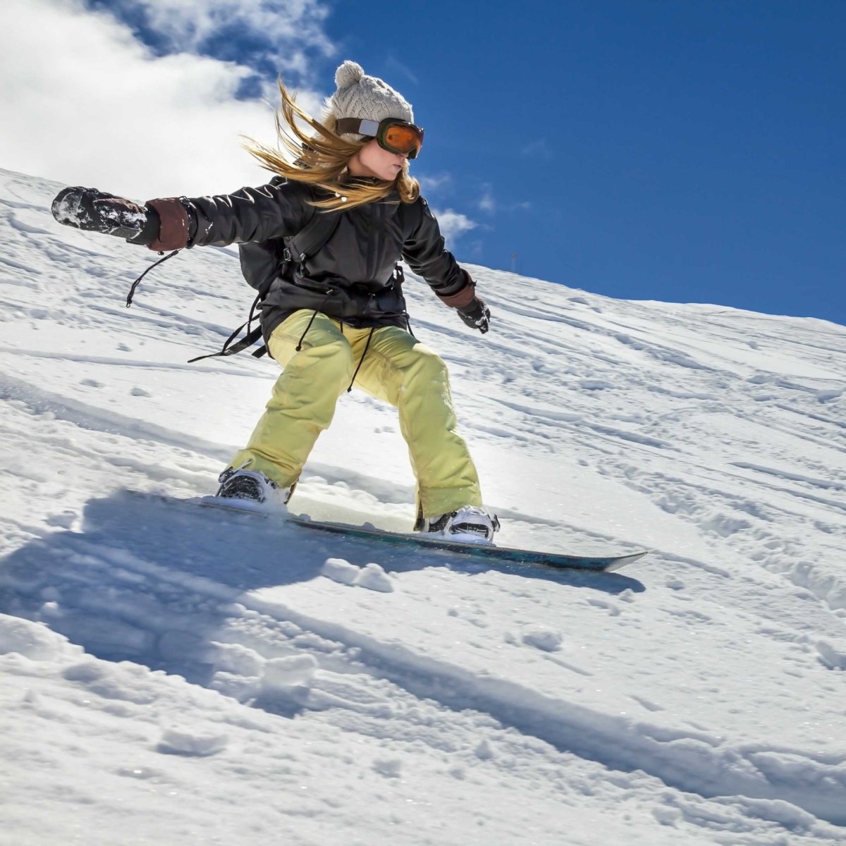 Спуск на сноуборде девушка