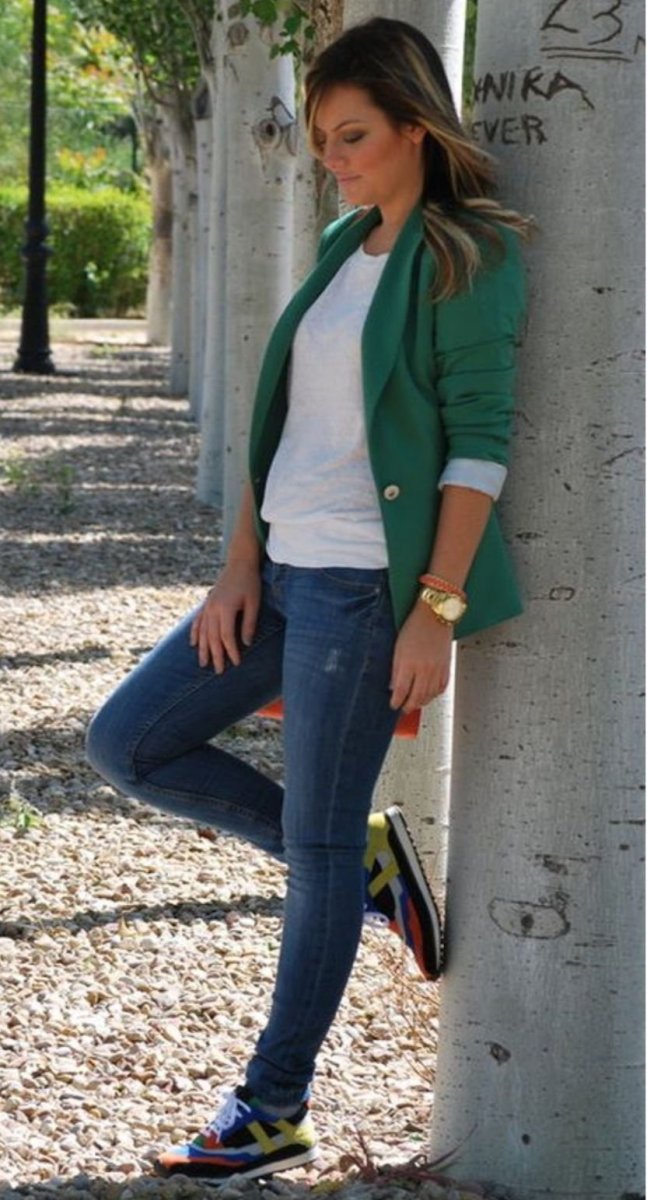 Джинсы кеды и пиджак женский