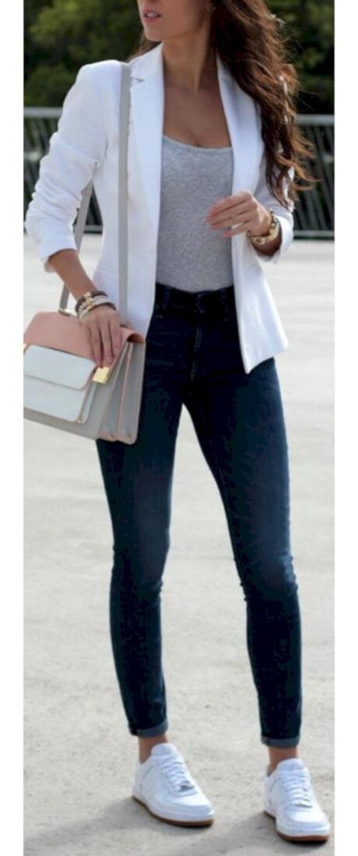 Джинсы с белым пиджаком