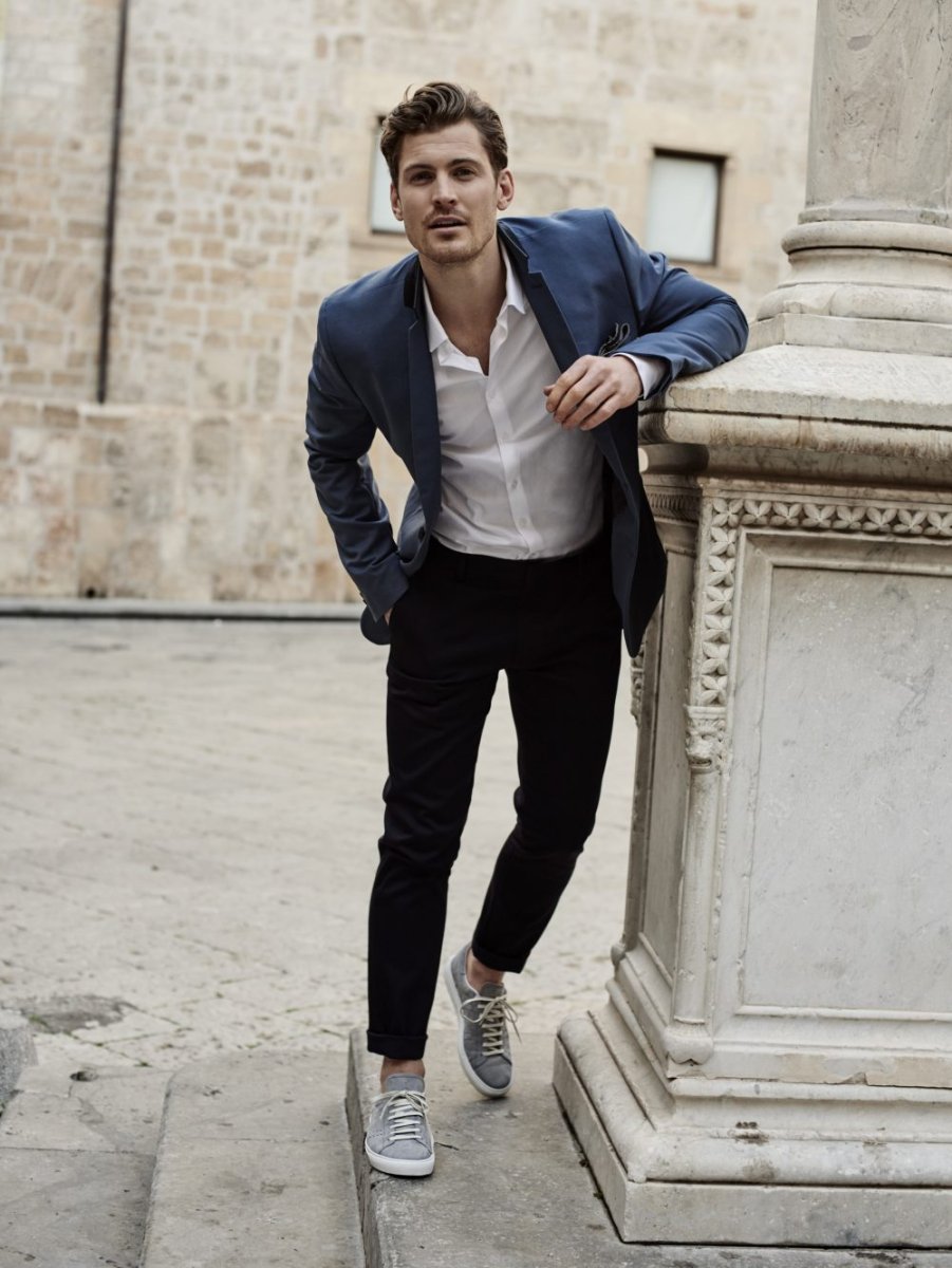 Пиджак с кедами мужчина