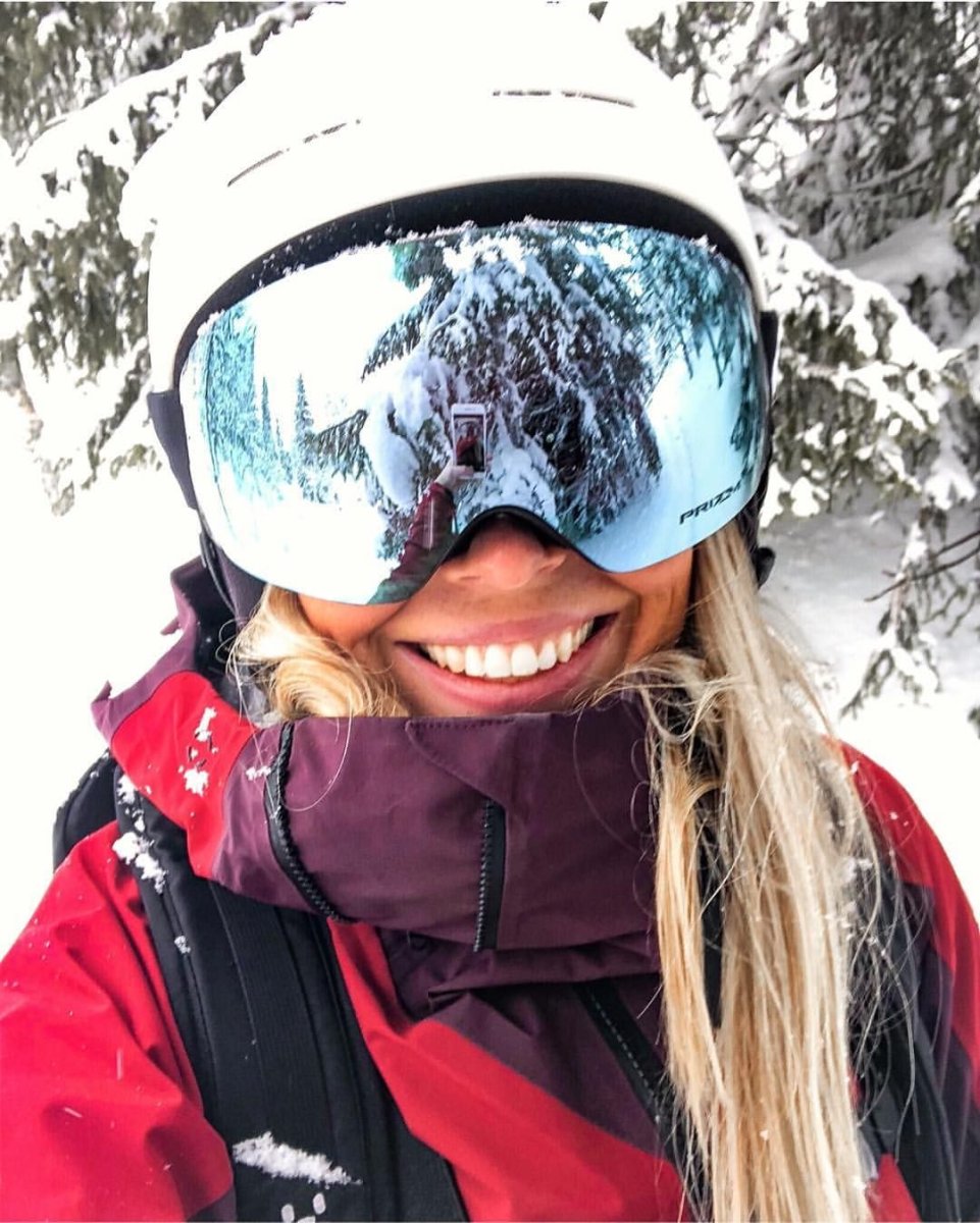 Девушка в горнолыжной маске