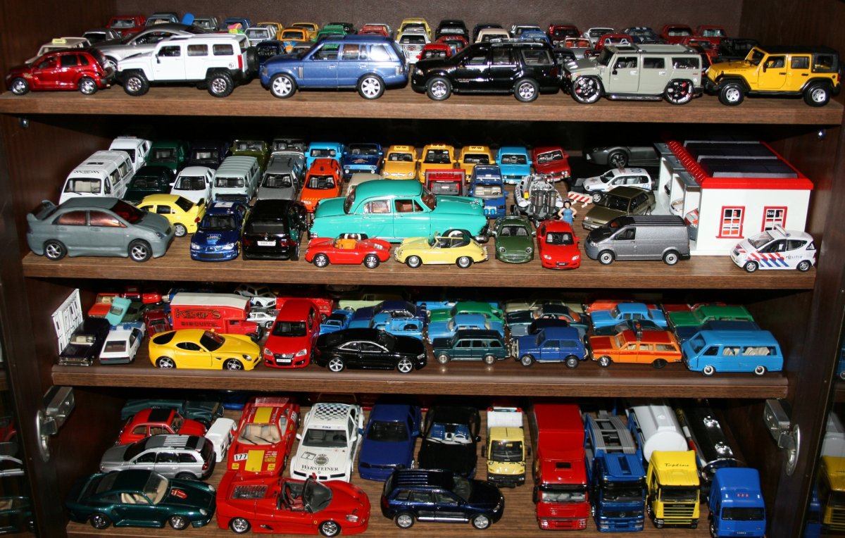 Коллекция игрушечных машин