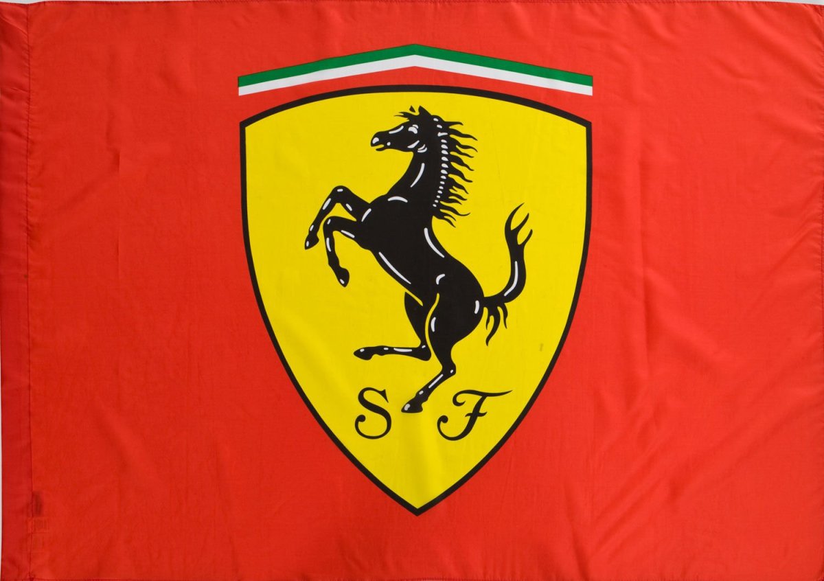 Красная Феррари и логотип