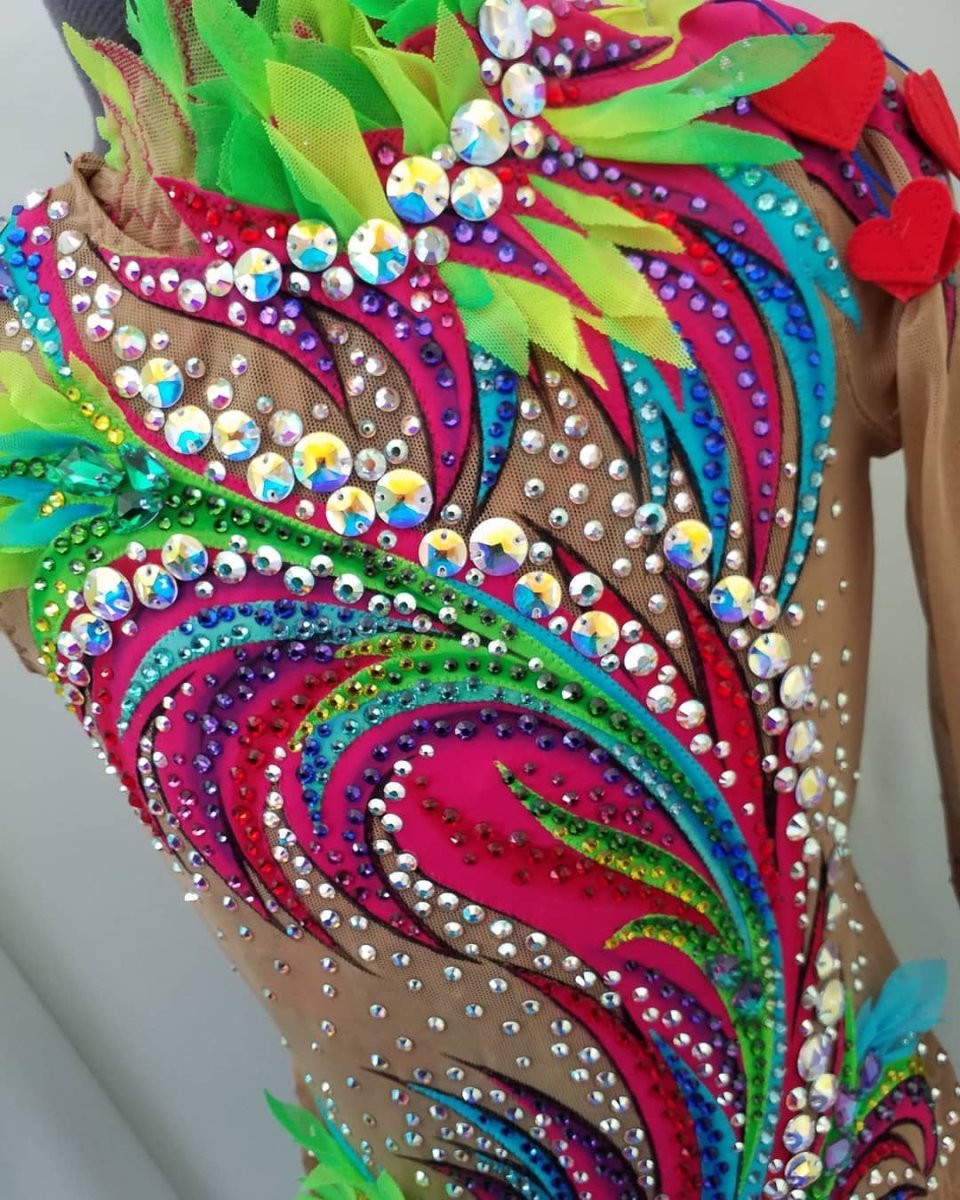 Украшение гимнастического купальника стразами