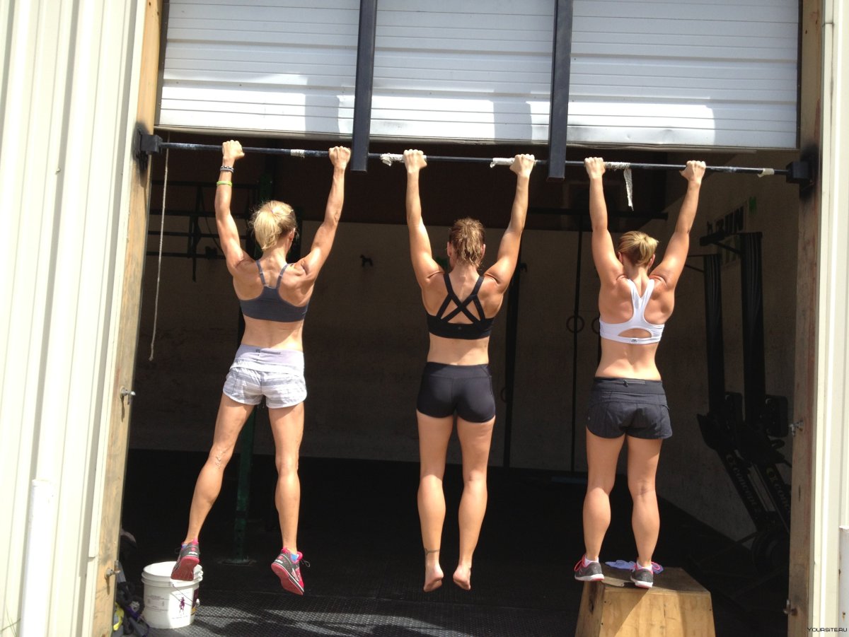 Девушка висит на турнике