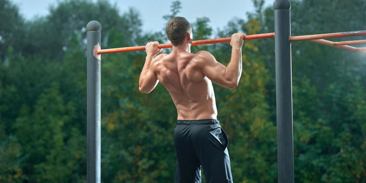 Парень подтягивается