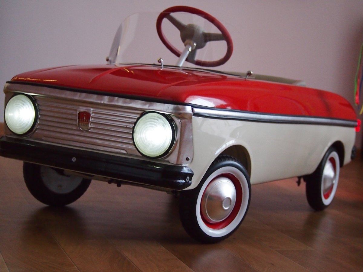 Советская педальная машина Москвич