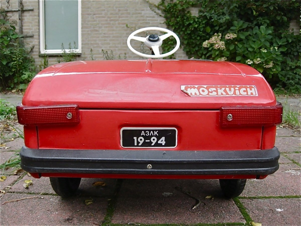 Педальный Москвич сзади
