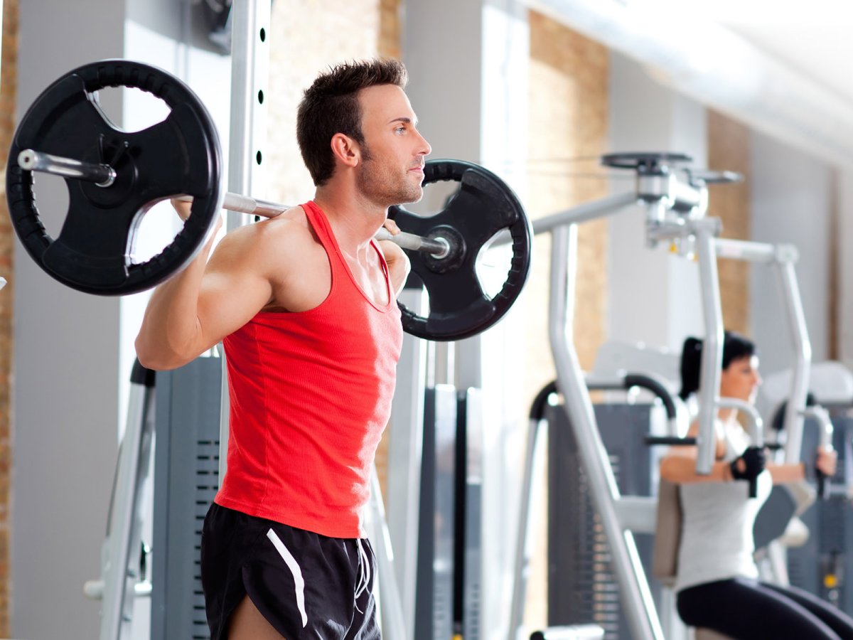 Мужчина в тренажерном зале