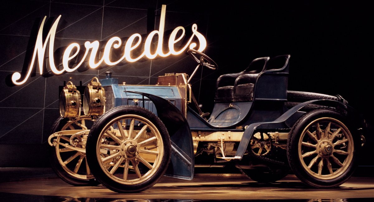 1901выпускается первый автомобиль «Mercedes–Benz».