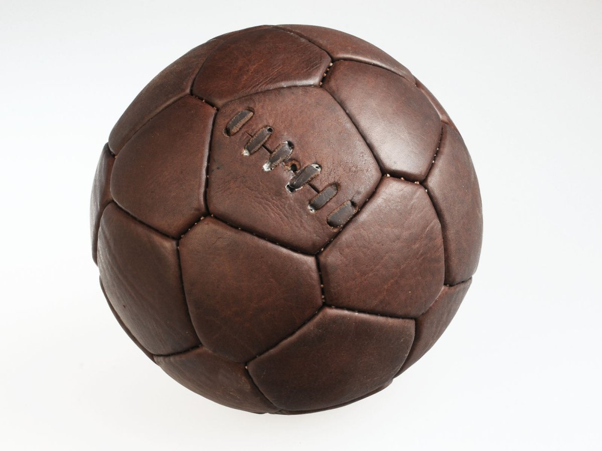 Кожаный футбольный мяч