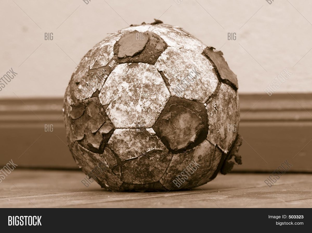 Потертый футбольный мяч