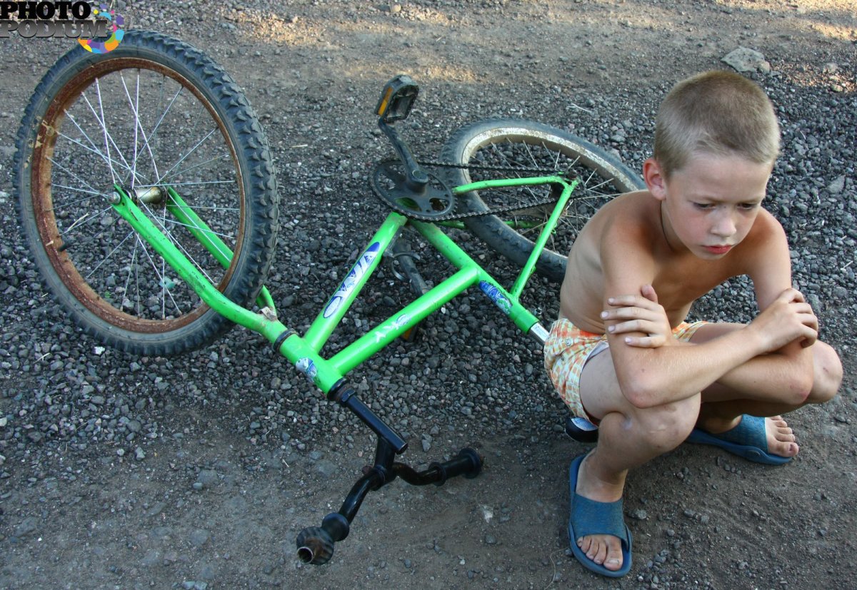 Сломанный детский велосипед